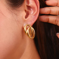 Ohrringe Double Deluxe Noor Verschlungenes Design Mit Zwei Polierte Ringe Für Alltag Und Anlässe