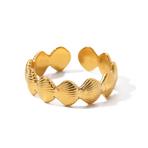 Schmuckring In Muschelform Von Malika Goldfarbener Offener Ring Mit Zierlichen Muschelformen Und Feinem Muster