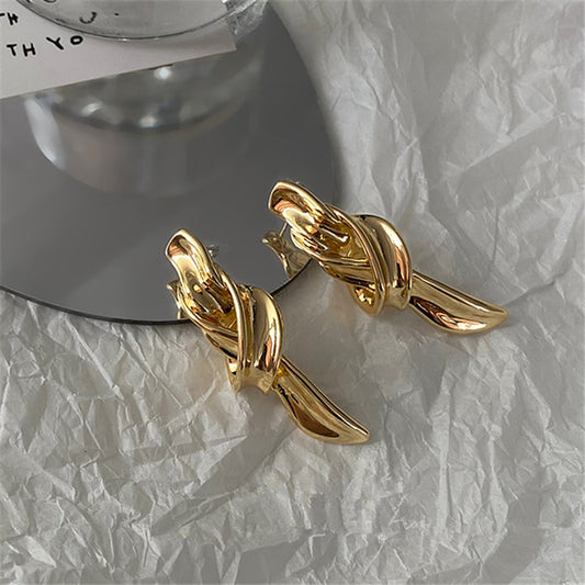 Skulpturale Ohrringe Aus Goldenem Stoff Vittoria Modernes Kunstvolles Schmuckdesign Für Eleganten Auftritt