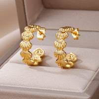Ohrringe Mit Muschelringen Von Tatiana Elegante Bewegliche Muscheln Mit Glänzender Metalloptik Und Feiner Textur