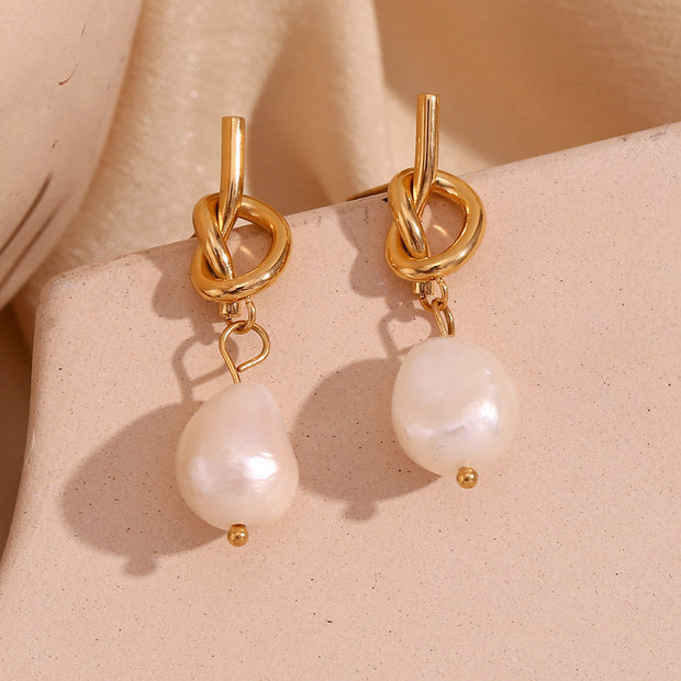 Perlenohrringe Mit Goldknotendesign, Zeitlose Eleganz Der Perlen, Zarter Perlenglanz Für Edle Outfits
