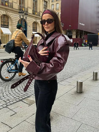 Kurze Lederjacke mit klarer Silhouette