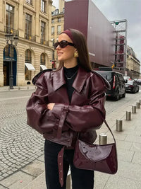 Kurze Lederjacke mit klarer Silhouette