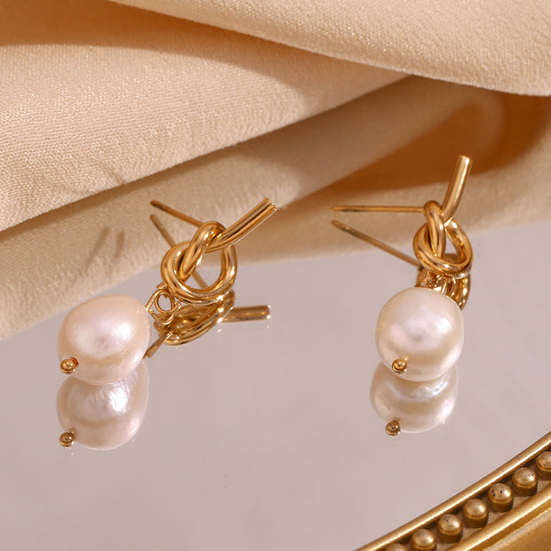 Perlenohrringe Mit Goldknotendesign, Zeitlose Eleganz Der Perlen, Zarter Perlenglanz Für Edle Outfits