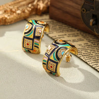 Art Deco Creolen Aphra Geometrische Muster In Leuchtenden Farben Mit Hochglänzendem Gold Finish Und Funkelnden Steinchen