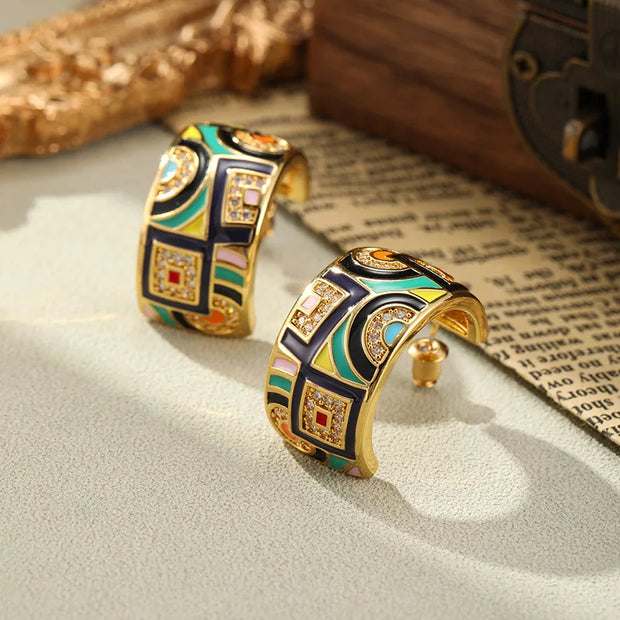 Art Deco Creolen Aphra Geometrische Muster In Leuchtenden Farben Mit Hochglänzendem Gold Finish Und Funkelnden Steinchen
