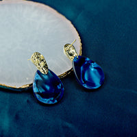Tropfenförmige Ohrringe Azure Tide Azra Tiefblau Mit Glänzender Goldstruktur Und Marmorierte Oberfläche
