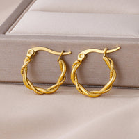 Gedrehte Hoop Ohrringe Clare Eleganter Texturierter Ohrschmuck Für Alltag Und Besondere Anlässe
