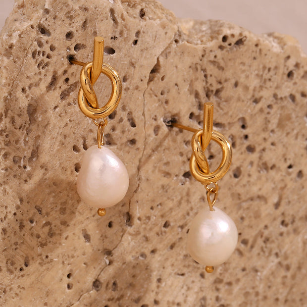 Perlenohrringe Mit Goldknotendesign, Zeitlose Eleganz Der Perlen, Zarter Perlenglanz Für Edle Outfits