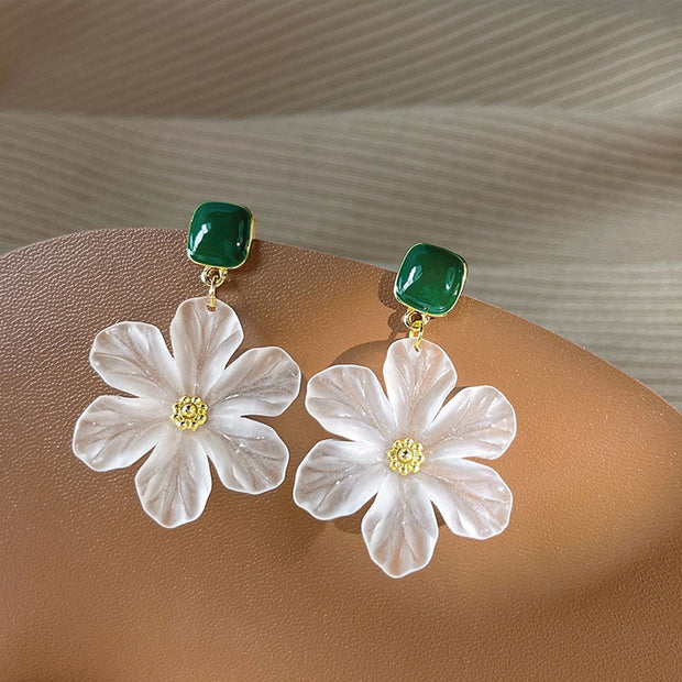 Daisy Drop Ohrringe Paola Florales Pendeldesign Transparente Blütenblätter Filigrane Metallstruktur Elegant Leicht