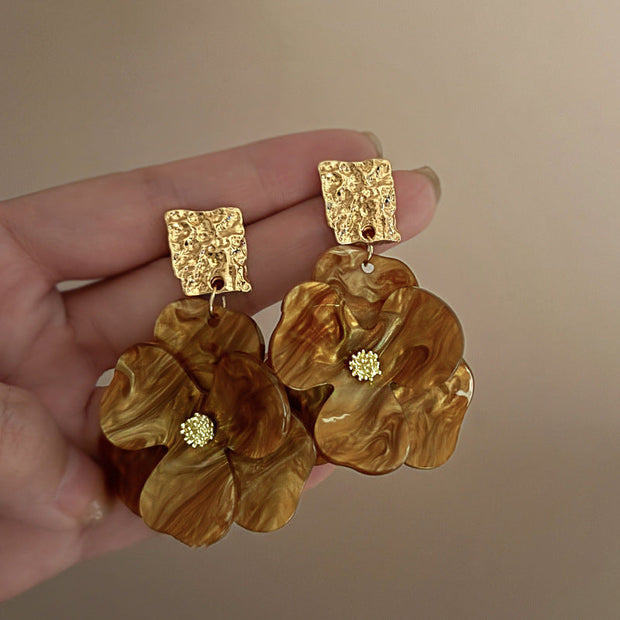 Kakaoblumen Ohrringe Nadia, Kunstvolles Lebendiges Design Mit Goldene Reliefbasis Ideal Für Besondere Anlässe