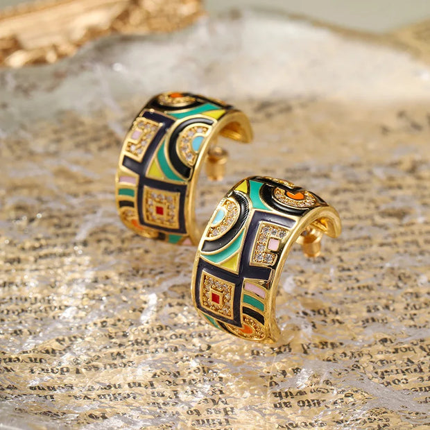 Art Deco Creolen Aphra Geometrische Muster In Leuchtenden Farben Mit Hochglänzendem Gold Finish Und Funkelnden Steinchen