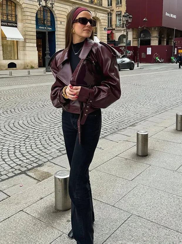 Kurze Lederjacke mit klarer Silhouette