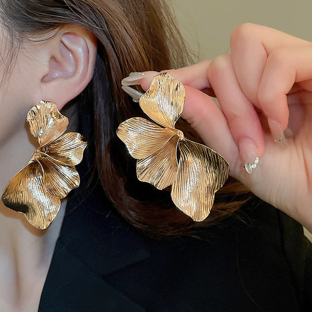 Ohrringe Blütenkraft Elisa Schichtdesign Aus Goldmetalloptik Mit Dreidimensionalen Blüten Und Femininem Statement