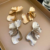 Ohrringe Blütenkraft Elisa Schichtdesign Aus Goldmetalloptik Mit Dreidimensionalen Blüten Und Femininem Statement