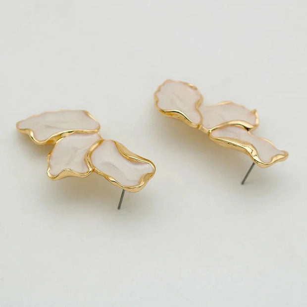 Ätherische Blüten Ohrstecker Rosaline Mit Perlmuttglanz Und Goldkanten Zart Feminin Elegant