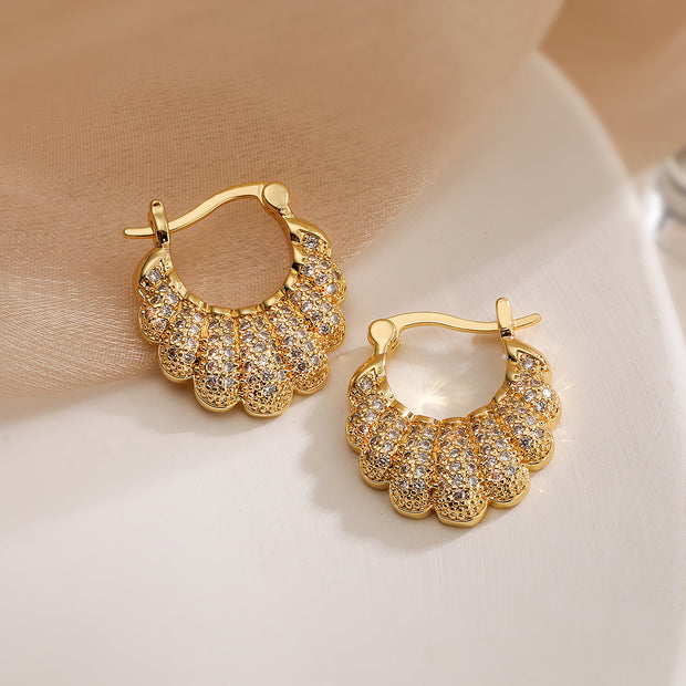 Mondförmige Funkelnde Ohrringe Laura Mit Glänzenden Zirkoniasteine Modern Feminin Elegant Schmuck
