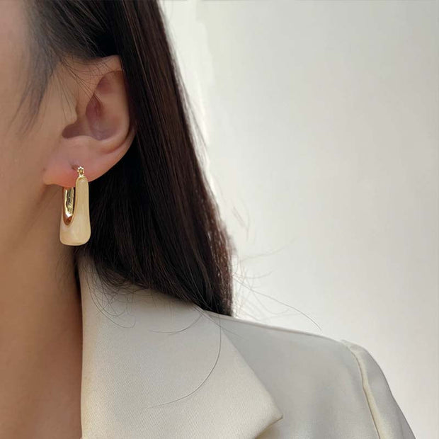 Traumhafte Rundohrringe Tara Mit Emailliertem Detail Und Goldfarbenem Finish Für Eleganz Und Moderne