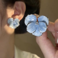Üppige Blüten-Ohrringe Mit Skulptierten Blütenblättern Laura - Femininer Moderner Schmuck
