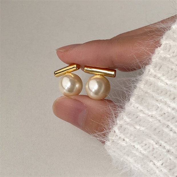 Perlenohrringe Mit Goldfarbenem Metall Elegante Minimalistische Schmuckstücke Für Zeitlose Outfits