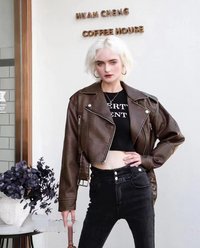Kurze Lederjacke mit klarer Silhouette