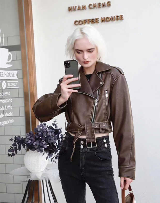 Kurze Lederjacke mit klarer Silhouette