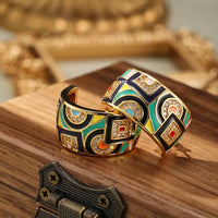 Art Deco Creolen Aphra Geometrische Muster In Leuchtenden Farben Mit Hochglänzendem Gold Finish Und Funkelnden Steinchen