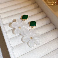 Daisy Drop Ohrringe Paola Florales Pendeldesign Transparente Blütenblätter Filigrane Metallstruktur Elegant Leicht