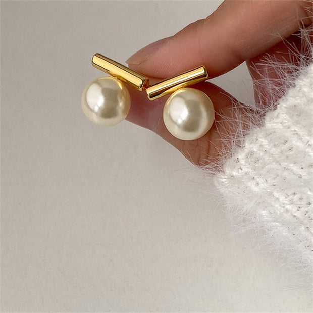 Perlenohrringe Mit Goldfarbenem Metall Elegante Minimalistische Schmuckstücke Für Zeitlose Outfits