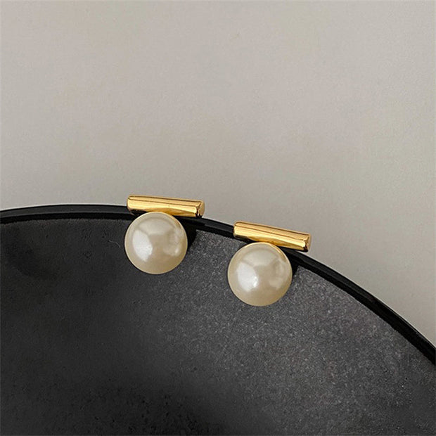 Perlenohrringe Mit Goldfarbenem Metall Elegante Minimalistische Schmuckstücke Für Zeitlose Outfits