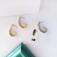 Luxusohrringe Imani Goldfarbenes Geschwungenes Minimaldesign Mit Fließenden Linien Und Poliertem Finish Elegante Moderne Accessoires