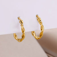 Gedrehte Hoop Ohrringe Clare Eleganter Texturierter Ohrschmuck Für Alltag Und Besondere Anlässe
