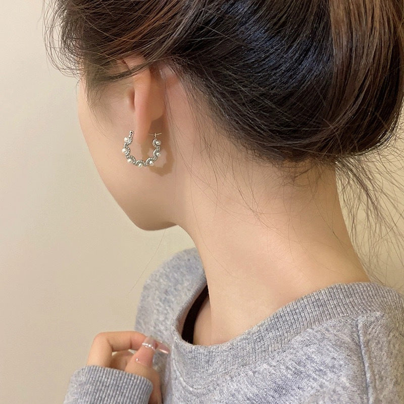Wellenförmige Hoop-Ohrringe Mit Perlen-Pavé Und Kristallakzenten Für Elegante Alltagslooks Kalindi