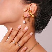 Perlenohrringe Mit Goldknotendesign, Zeitlose Eleganz Der Perlen, Zarter Perlenglanz Für Edle Outfits