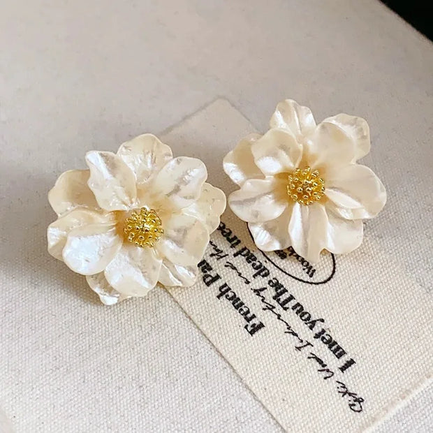 Schicke Weiße Acryl Blumen Steckohrringe