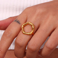 Ring Des Mystischen Kreises Maia Modernes Gelbgold Offenes Organisches Design Reflektiert Licht Minimalistisch Elegant