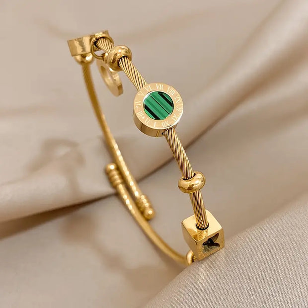 Goldenes Starres Armreif Mit Geometrischen Anhängern Celeste Luxuriöses Schmuckstück Für Den Alltagslook