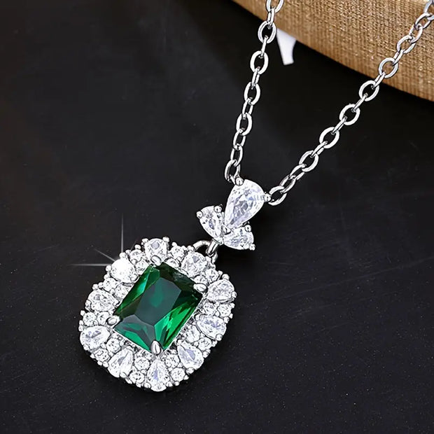 Silberkette Mit Rechteckigem Anhänger Und Grüne Kubische Zirkonien Für Elegante Leuchtende Ausstrahlung Evania