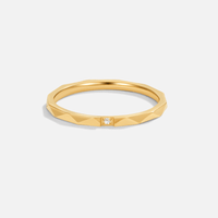 Damenring Aus Gold Margarida Mit Facettiertem Geometrischem Schliff Und Diamant Im Zentrum Exquisiter Schmuck