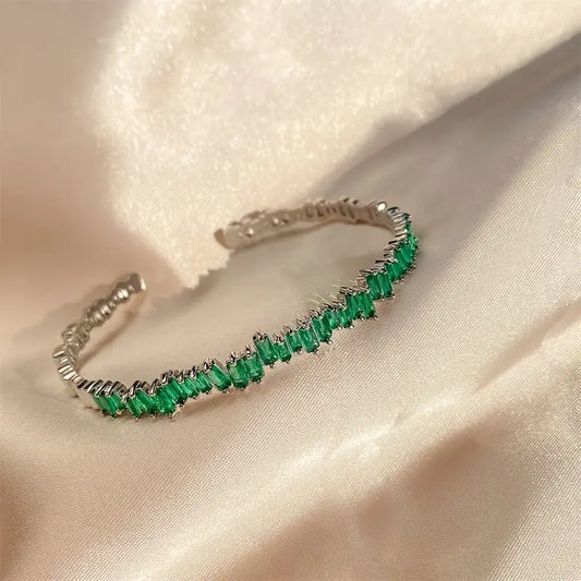 Ring Ricara Madyn Eleganter Damenring Mit Schlanker Form Und Baguette Schliff Steinen Für Modernes Lichtdesign
