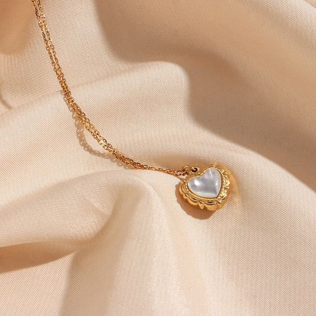 Damen-Halskette mit Herz-Anhänger und feiner Kette
