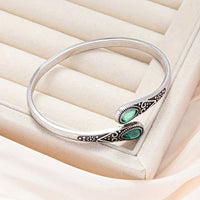 Offenes Armband Aus Sterlingsilber Mit Ethnischen Motiven Und Grünen Tropfensteinen Delilah