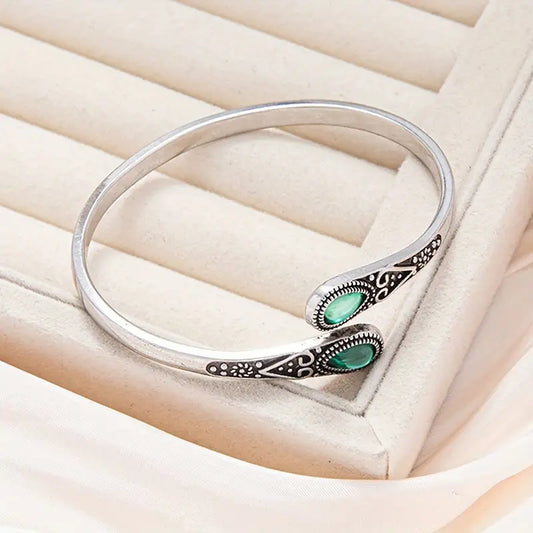 Offenes Armband Aus Sterlingsilber Mit Ethnischen Motiven Und Grünen Tropfensteinen Delilah