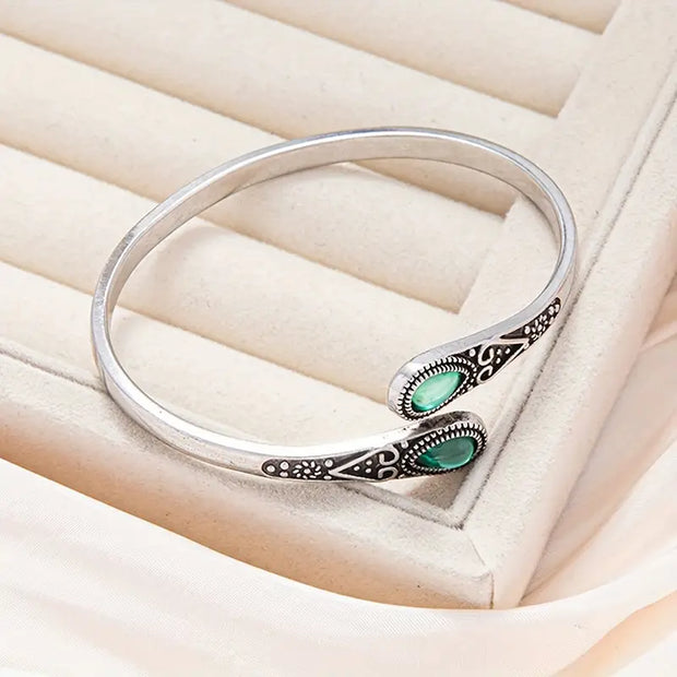 Offenes Armband Aus Sterlingsilber Mit Ethnischen Motiven Und Grünen Tropfensteinen Delilah