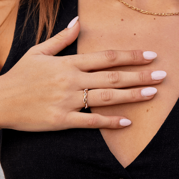 Perlenring Für Damen Mit Zarter Perle Und Geflochtenem Glanz Des Polierten Goldes Kleine Perlen Adélia Kollektion