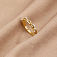 Perlenring Für Damen Mit Zarter Perle Und Geflochtenem Glanz Des Polierten Goldes Kleine Perlen Adélia Kollektion