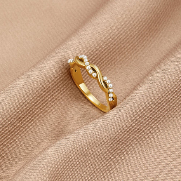 Perlenring Für Damen Mit Zarter Perle Und Geflochtenem Glanz Des Polierten Goldes Kleine Perlen Adélia Kollektion