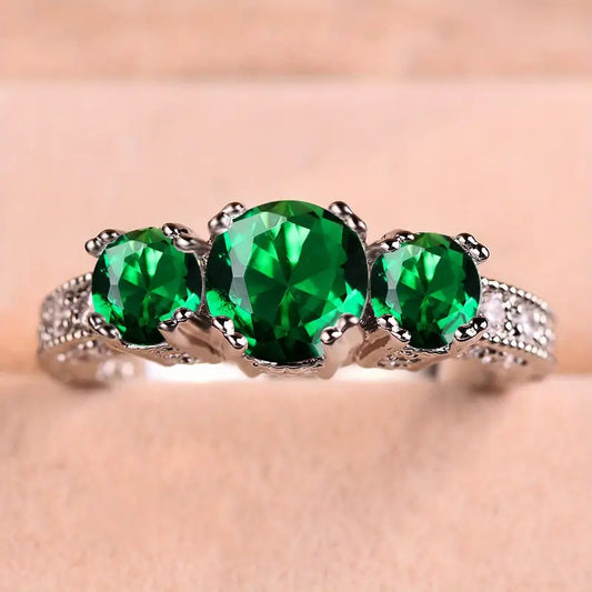 Smaragdlicht Ring Delina Eleganter Damenring mit drei Zentralsteine und funkelnden Details am Ringband