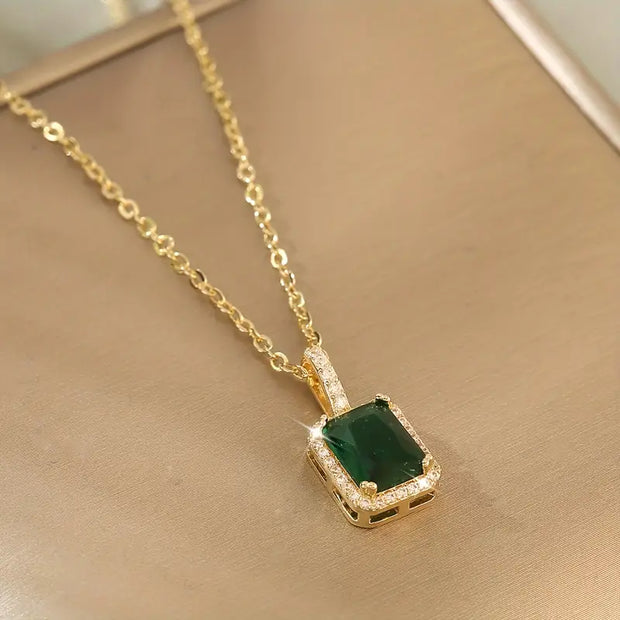 Goldkette Mit Grünem Rechteckigem Kristallanhänger Im Goldenen Rahmen Verziert Mit Kleinen Zirkonien - Elanora