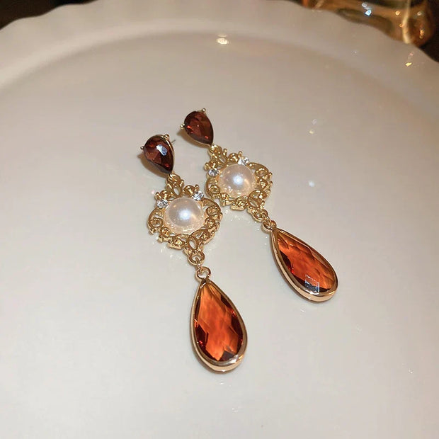 Elegante Kaskaden-Ohrringe Aus Perlen Mit Tropfensteinen Und Goldenen Details – Melina